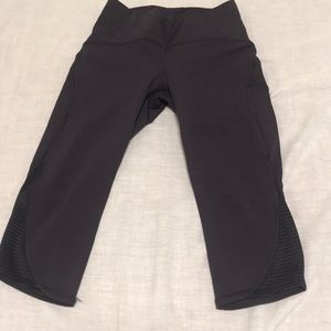 Lululemon purple crops size 6